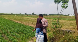 Bhabinkamtibmas Polsek Balongpanggang Laksanakan Pengecekan Tanaman Kangkung Dukung Program Swasembada Pangan