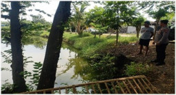 Anggota polsek Kedamean Laksanakan Pengecekan Budidaya Ikan di Waduk Desa Menunggal untuk Dukung Ketahanan Pangan Nasion