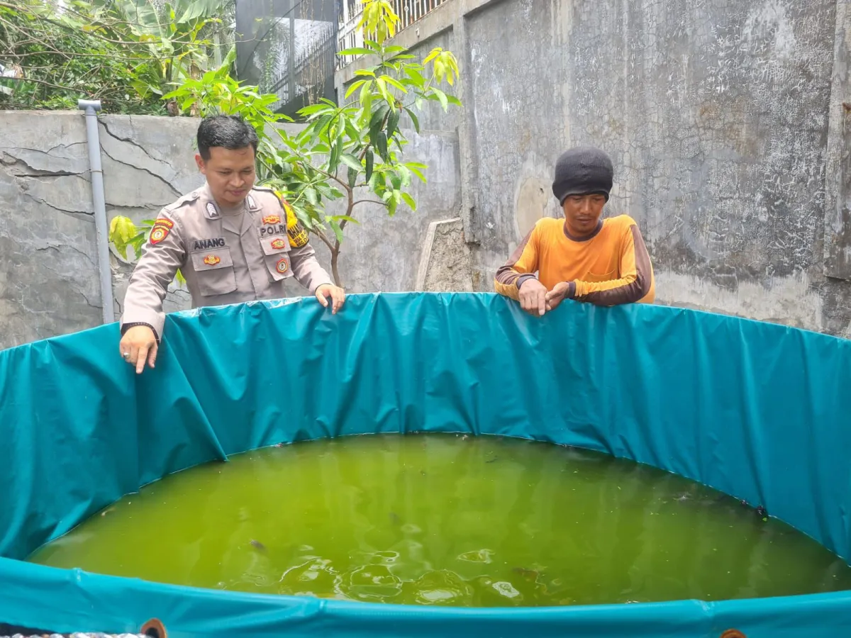 POLSEK DRIYOREJO LAKSANAKAN PENGECEKAN BUDIDAYA IKAN LELE DUKUNG KETAHANAN PANGAN